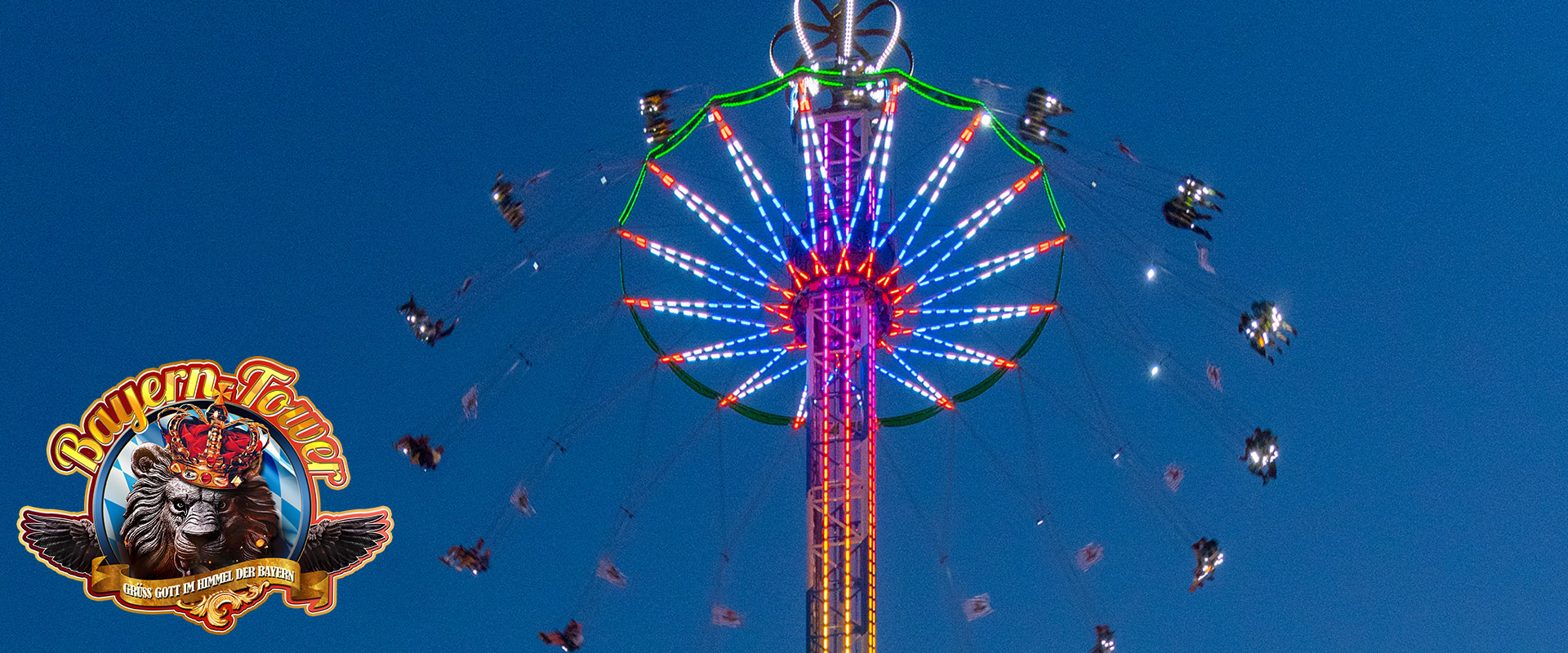 Der Bayern-Tower bei Nacht.